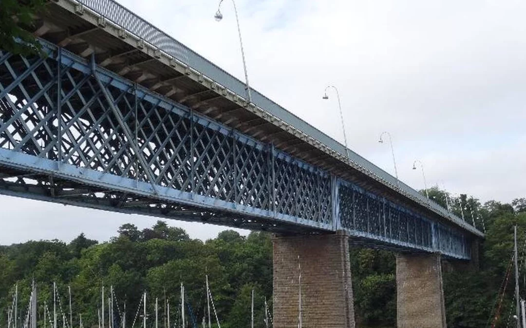 Haute voltige pour l’entretien d’une conduite d’eau potable sous le pont reliant les quartiers de Tréboul et de Douarnenez